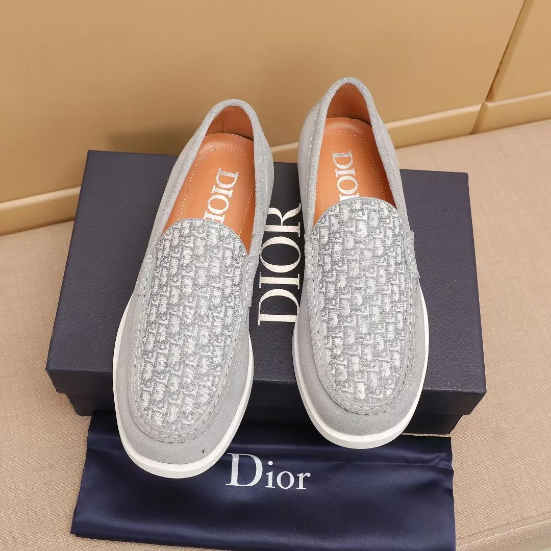 Men's Men's Shoes 💰400 [New Style] 🏍️🏍️Dior - This Dior Granville loafer is a casual dress shoe. Crafted from luxuriously soft beige suede, it features a beige Oblique print panel on the upper. The lightweight cream-white rubber sole is more sophisticated. The Dior Oblique pattern is engraved on the outsole to enhance the style, and the Dior logo is engraved on the back side. Adds elegance to any casual look.